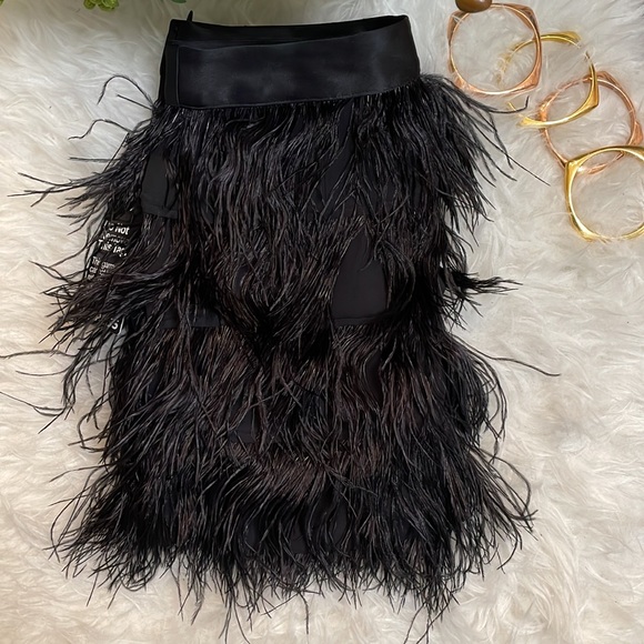 Express Ostrich Feathered Skirt - Picture 2 of 14